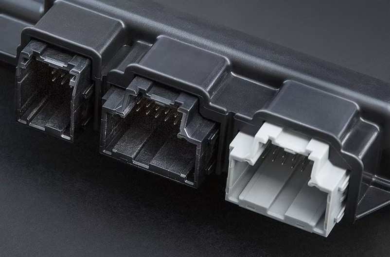 Auxiliary Fuse Panel with High Spec Interface Connector